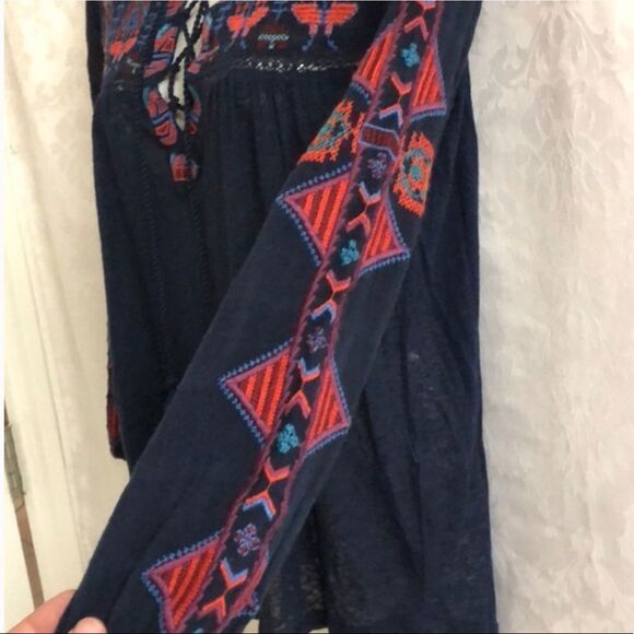 ✨ HP✨Lace Up Embroidered Top✨ - Picture 4 of 5